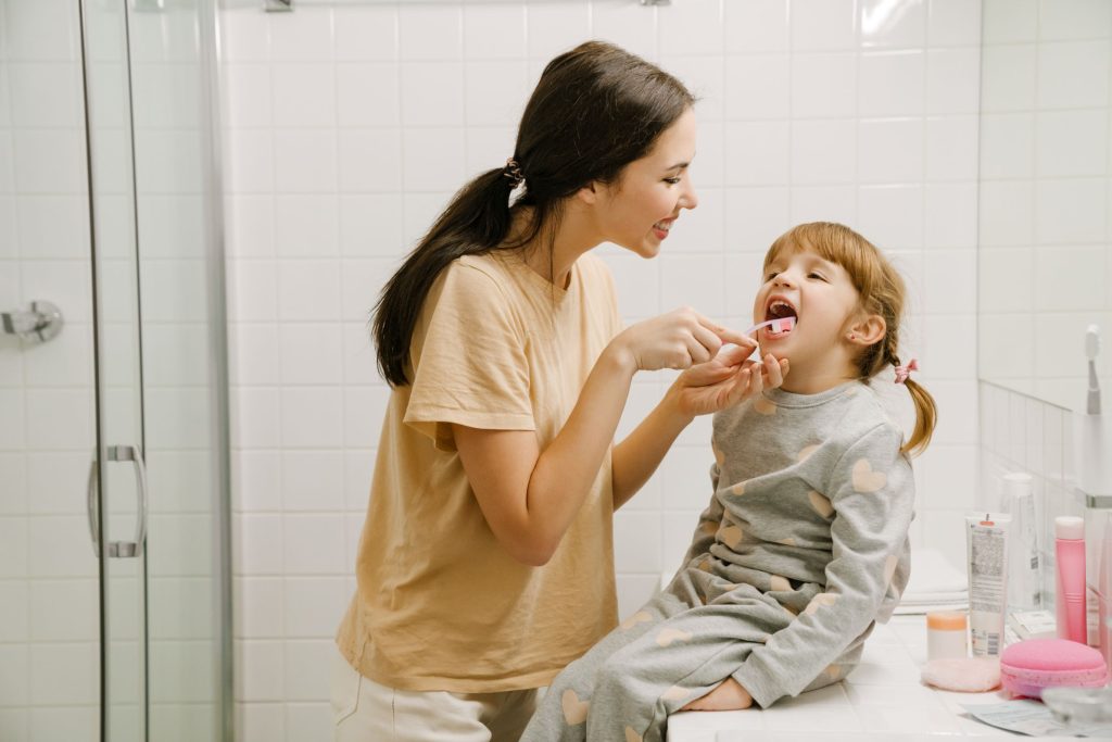 Tarpdančių valymo prietaisas vaikams: gidas tėveliams